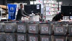 Im Wahlzentrum in der Hauptstadt Pristina werden Boxen voller Stimmzettel für die Neuauszählung ...