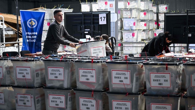 Im Wahlzentrum in der Hauptstadt Pristina werden Boxen voller Stimmzettel für die Neuauszählung ...