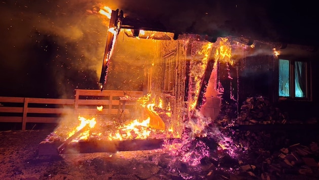 Die Jagdhütte brannte in der Nacht lichterloh.
