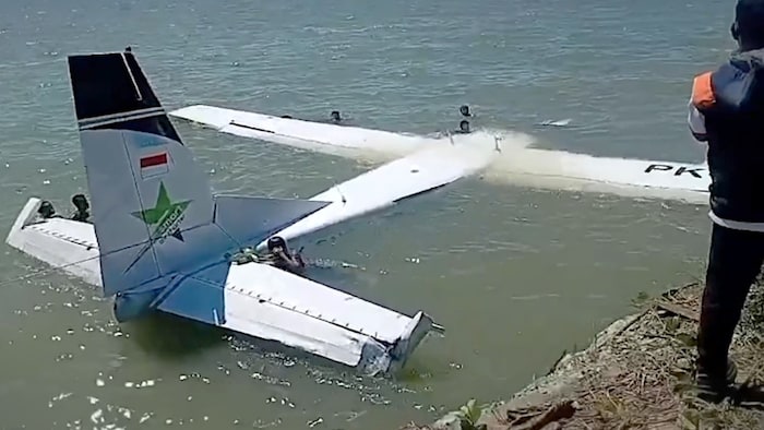 Einige der Fluggäste kletterten nach der Notlandung aus der verunglückten Maschine.