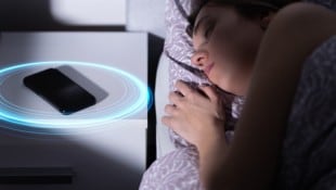 Im Gegensatz zu uns sind unsere Smartphones praktisch rund um die Uhr aktiv – nicht immer zu ...