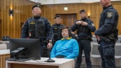 Der Angeklagte musste in Hand- und Fußfesseln vorgeführt werden, um sich und alle Anwesenden zu ...