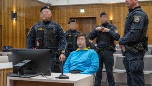 Der Angeklagte musste in Hand- und Fußfesseln vorgeführt werden, um sich und alle Anwesenden zu ...