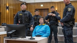 Der Angeklagte musste in Hand- und Fußfesseln vorgeführt werden, um sich und alle Anwesenden zu ...