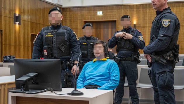 Der Angeklagte musste in Hand- und Fußfesseln vorgeführt werden, um sich und alle Anwesenden zu ...