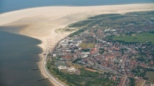 Vor der Nordseeinsel Borkum liegt der Frachter derzeit vor Anker.