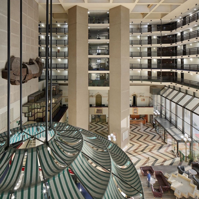 Der gigantische Schirm der Lobby im Hotel Holiday in Sarajewo soll in Venedig im Originalmaßstab ...