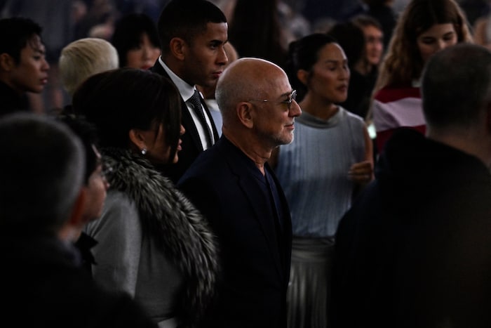 Lauren und Jeff Bezos bei ihrer Ankunft bei der Dior-Show in Paris