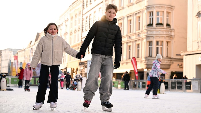 Schon richtige Profis am Eisparkett: Alma und Magnus.
