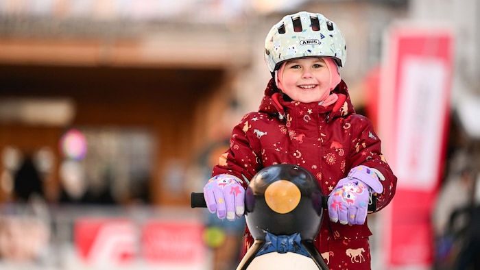 Helme und Pinguine als Eislaufhilfen können gratis ausgeborgt werden.