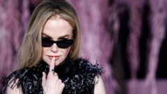Bitte einmal verführerisch dreinschauen! Nicole Kidman war bei der Schau von Chanel in Paris der ...