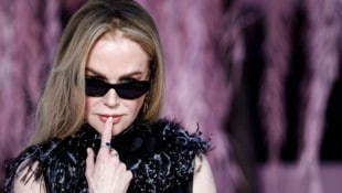 Bitte einmal verführerisch dreinschauen! Nicole Kidman war bei der Schau von Chanel in Paris der ...