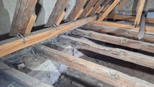 Balken dieses Dachstuhls in der Wachau enthüllten bei der Altersanalyse eine bauhistorische ...