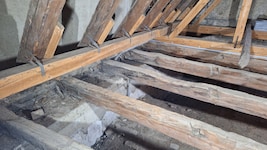 Balken dieses Dachstuhls in der Wachau enthüllten bei der Altersanalyse eine bauhistorische ...
