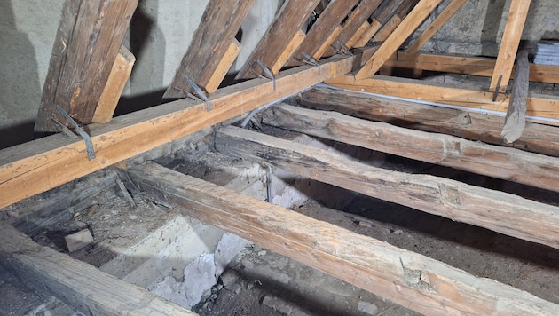 Balken dieses Dachstuhls in der Wachau enthüllten bei der Altersanalyse eine bauhistorische ...
