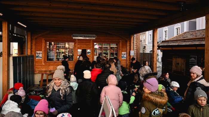 An der Kassa, die zugleich Schlittschuhverleih und Getränkeausgabe ist, war einiges los. Der ...
