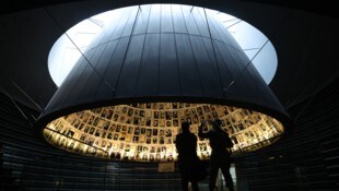 Yad Vashem ist die Bezeichnung der staatlichen israelischen „Gedenkstätte des Holocausts und des ...