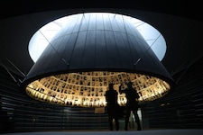 Yad Vashem ist die Bezeichnung der staatlichen israelischen „Gedenkstätte des Holocausts und des ...