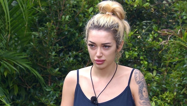 Ariel tritt zur Dschungelprüfung „Dschungelprüfungs-Bähro“ an.