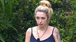 Ariel tritt zur Dschungelprüfung „Dschungelprüfungs-Bähro“ an.