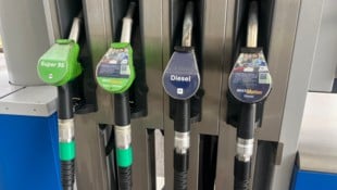 Sinkende Rohölpreise sollen bei den Konsumenten ankommen.