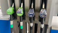 Sinkende Rohölpreise sollen bei den Konsumenten ankommen.