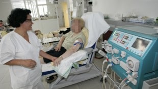 Wenn die Nieren versagen, dann ist eine Dialyse für die Blutreinigung notwendig. 