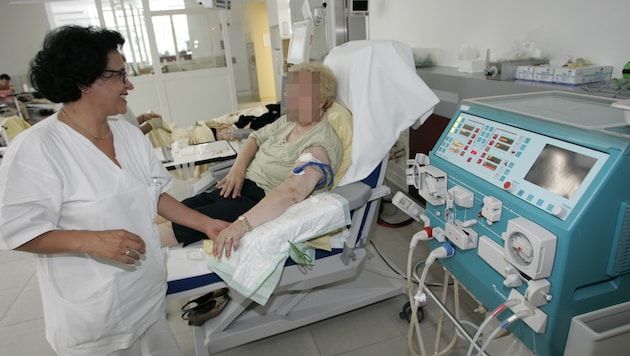 Wenn die Nieren versagen, dann ist eine Dialyse für die Blutreinigung notwendig.