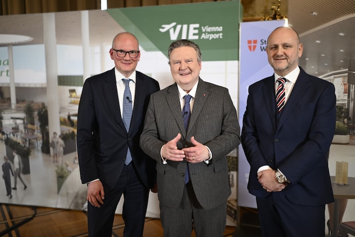 Wiens Bürgermeister Michael Ludwig (Mitte), Flughafen-Vorstand Julian Jäger (li.) und ...