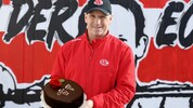 KAC-Trainer Kirk Furey mit einer Geburtstagstorte.