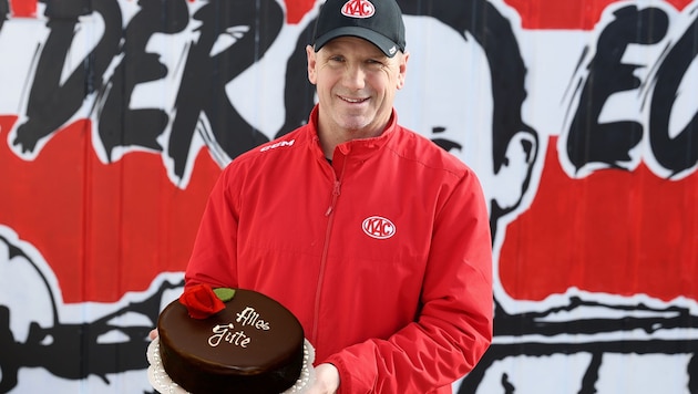 KAC-Trainer Kirk Furey mit einer Geburtstagstorte.