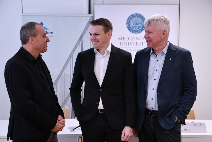 Mediziner und Neo-Direktor Andreas Kronbichler (Mi.) im Gespräch mit Alois Obwegeser (Ärztl. ...