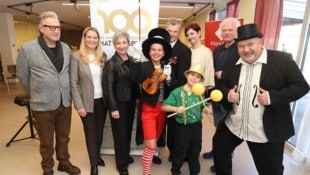 Landesrätin Daniela Winkler (2.v.l.) und LAbg. Bürgermeisterin Claudia Schlager (3.v.l.) bei der ...