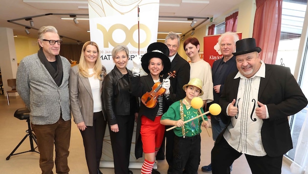 Landesrätin Daniela Winkler (2.v.l.) und LAbg. Bürgermeisterin Claudia Schlager (3.v.l.) bei der ...