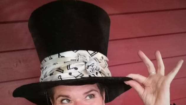 Ein berühmter Hut auf Abwegen – durch einen Zufall hat der Zylinder zu Uschi Zezelitsch ...