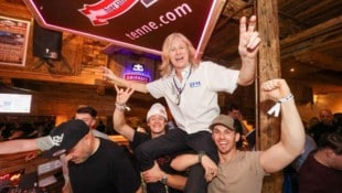 Die Norweger um Lucas Braathen (li.) lassen Spielbichler regelmäßig hochleben.