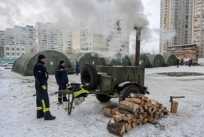 Ukrainische Rettungskräfte bauen Zelte an einer Heizstation in Kiew auf.