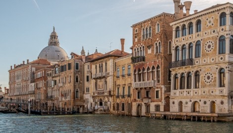 Der leicht schief stehende Palazzo rechts im Bild steht ganz malerisch direkt am Canale Grande. 