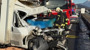 Der komplett demolierte Klein-Lkw.