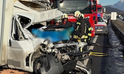Der komplett demolierte Klein-Lkw.