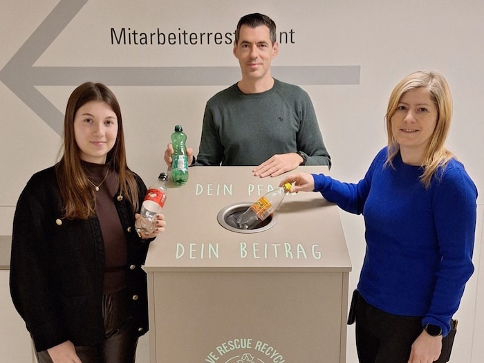 Vanessa Scherz, Martin Brix und Anita Eichberger präsentieren den neuen Sammelbehälter.