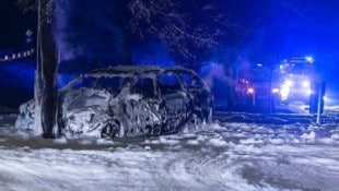 Die drei jungen Insassen hatten Glück: Sie blieben unverletzt und konnten das Auto noch ...