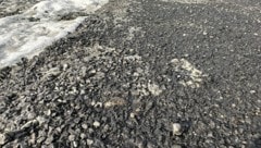 Gefährlich: Asbest kann sich in Schotter und Splitter befinden und schwere Krankheiten, wie ...