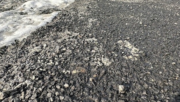 Gefährlich: Asbest kann sich in Schotter und Splitter befinden und schwere Krankheiten, wie ...