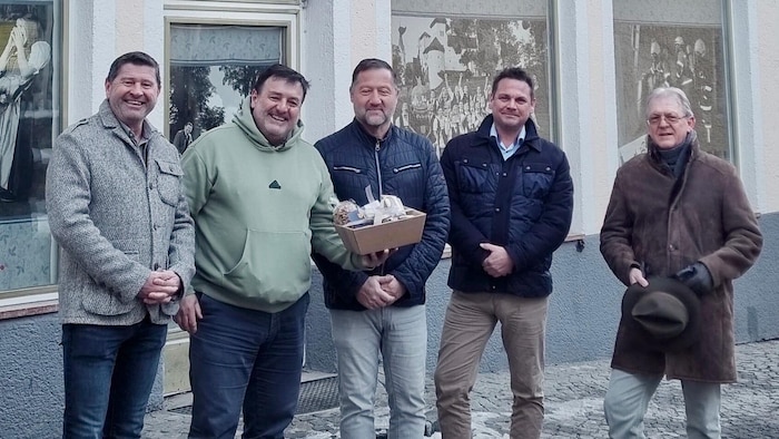 Ortschef Rainer mit Vermieter, Pächter und Gemeindevertretern (v.li.).