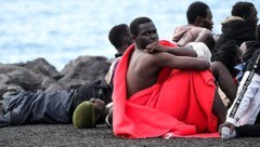 Migranten aus Afrika nach ihrer Rettung vor der Küste Teneriffas