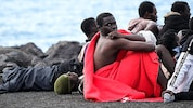 Migranten aus Afrika nach ihrer Rettung vor der Küste Teneriffas
