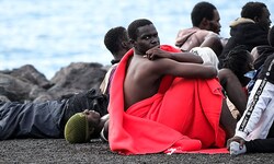 Migranten aus Afrika nach ihrer Rettung vor der Küste Teneriffas