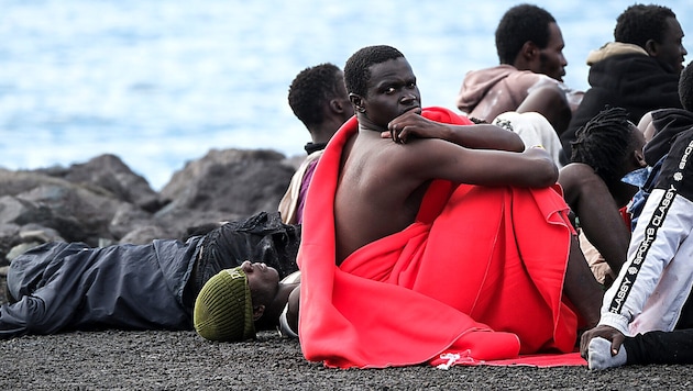 Migranten aus Afrika nach ihrer Rettung vor der Küste Teneriffas