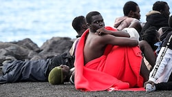 Migranten aus Afrika nach ihrer Rettung vor der Küste Teneriffas